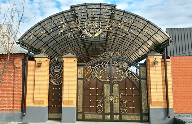 Купить или заказать ворота для дома с навесом - стильные и надежные решения для вашего участка в Ахтубинске от 42264 руб | ВоротМастер-Хтб