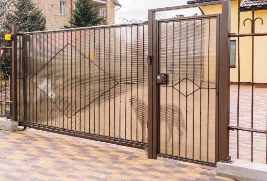 Купить ворота из профлиста с элементами ковки, с металлическими столбами в рамке или под дерево в Ахтубинске от 155955 руб
